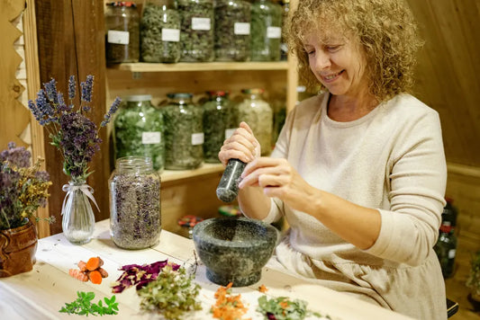 Kobieta mieląca zioła