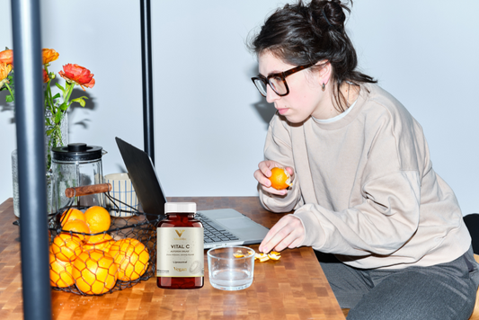 Kobieta przyjmująca witaminę C dla zdrowej skóry